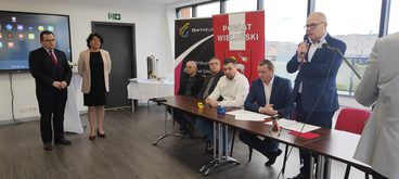 W Zespole Szkół nr 1 w Wieluniu podpisano umowę na budowę boiska